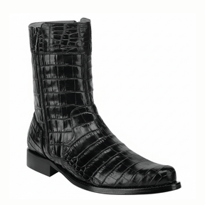 Bota en piel de alligator con textura completa y tacón bajo elegante.