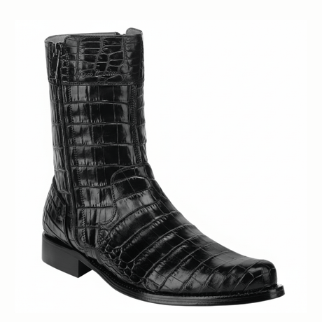 Bota en piel de alligator con textura completa y tacón bajo elegante.