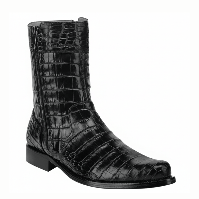 Bota en piel de alligator con textura completa y tacón bajo elegante.