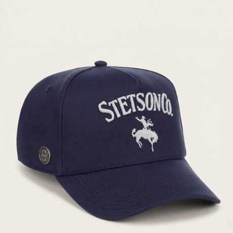Gorra azul marino con visera  y bordado frontal de jinete.