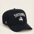 Gorra negra con visera y bordado frontal de jinete.