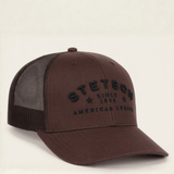Gorra marrón con bordado frontal discreto y malla trasera.