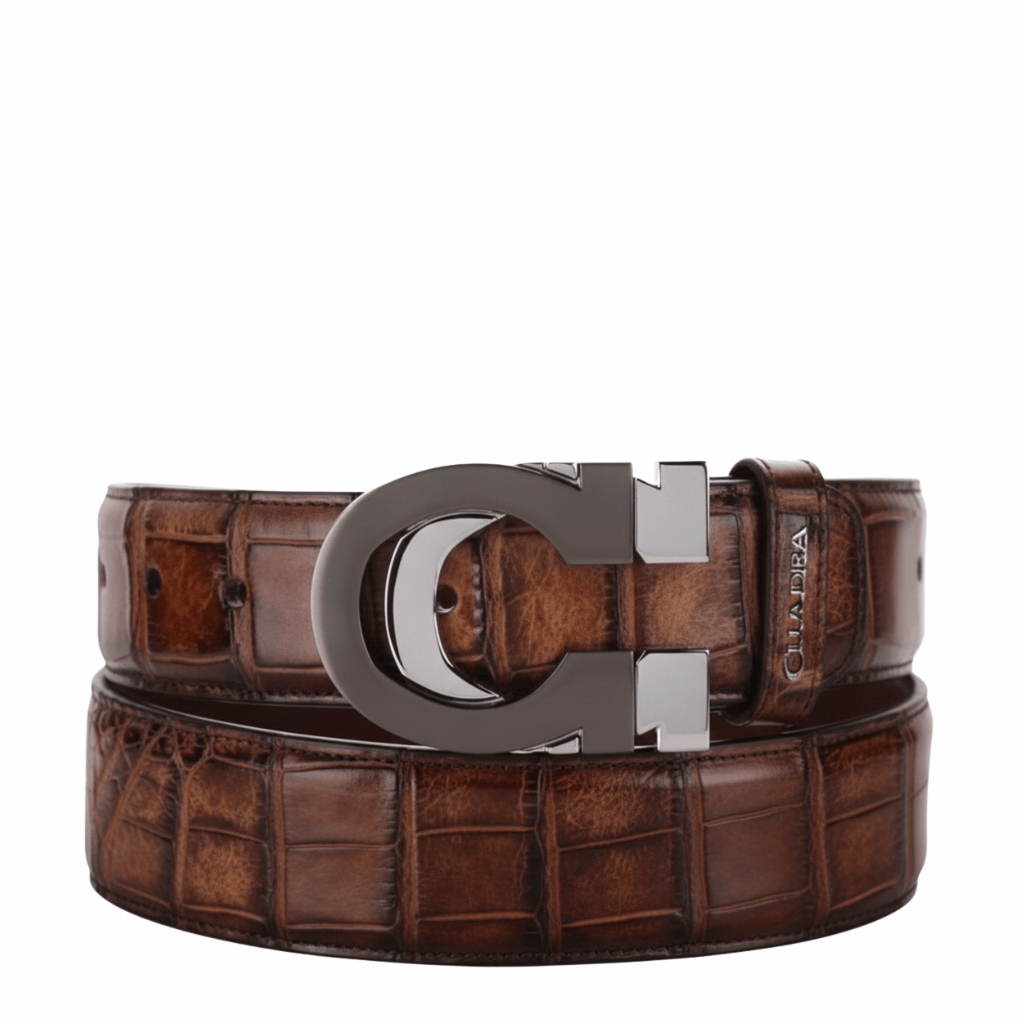 Cinturón de piel de alligator con hebilla metálica y acabado lujoso.