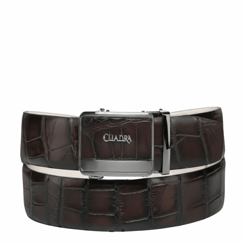 Cinto de piel de alligator con textura marcada y hebilla metálica.
