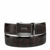 Cinto de piel de alligator con textura marcada y hebilla metálica.