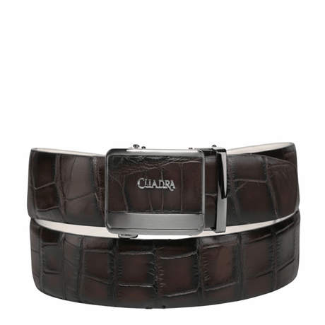 Cinto de piel de alligator con textura marcada y hebilla metálica.