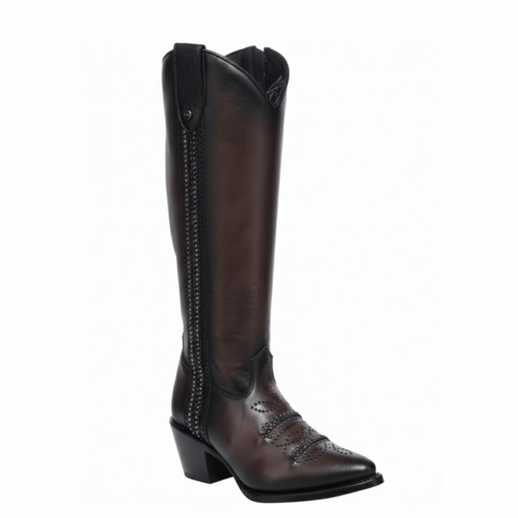 Bota alta estilizada, de piel lisa con tacón medio y detalles discretos.