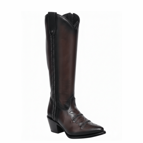 Bota alta estilizada, de piel lisa con tacón medio y detalles discretos.