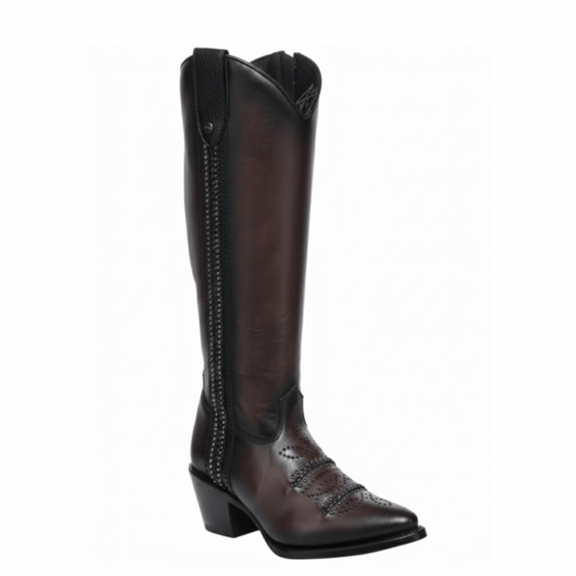 Bota alta estilizada, de piel lisa con tacón medio y detalles discretos.