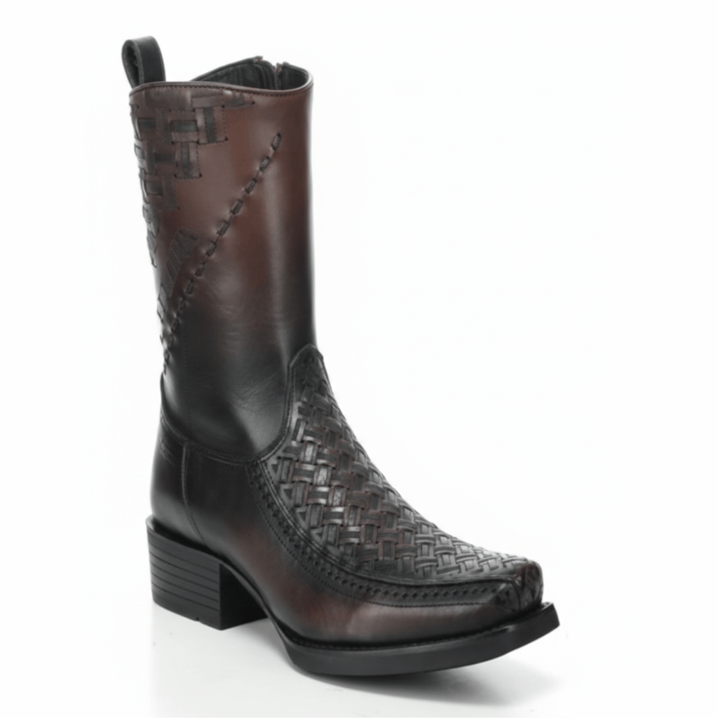 Bota café de piel con empeine tejido, tacón medio y diseño elegante.