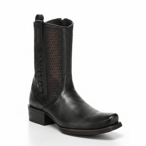 Bota negra de piel de venado, tacón medio y panel lateral texturizado.