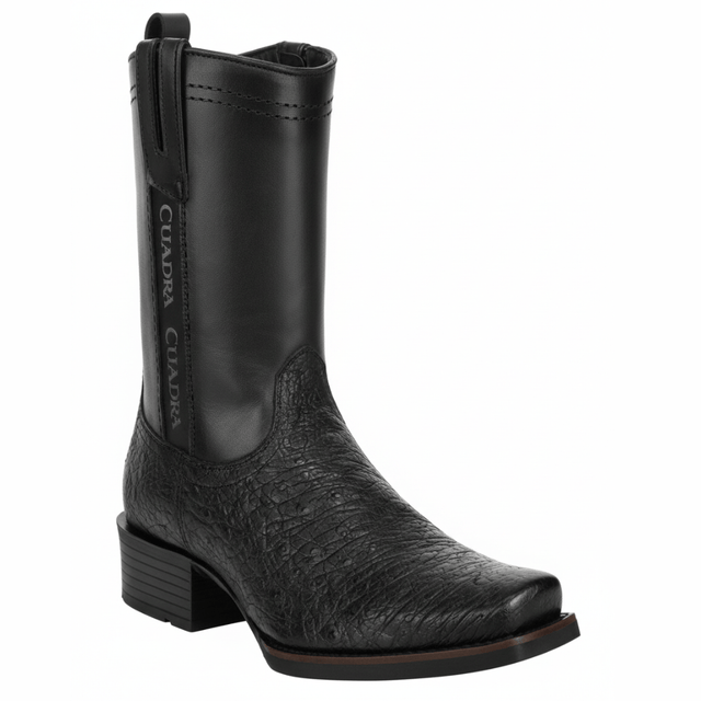 Bota en piel de avestruz con tacón recto y diseño limpio y elegante.