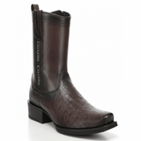 Bota en piel de avestruz con tacón recto y diseño limpio y elegante.