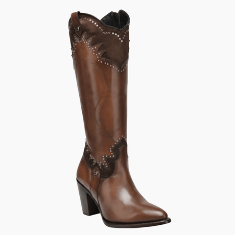 Bota alta miel con tacón, aplicaciones oscuras y remaches decorativos