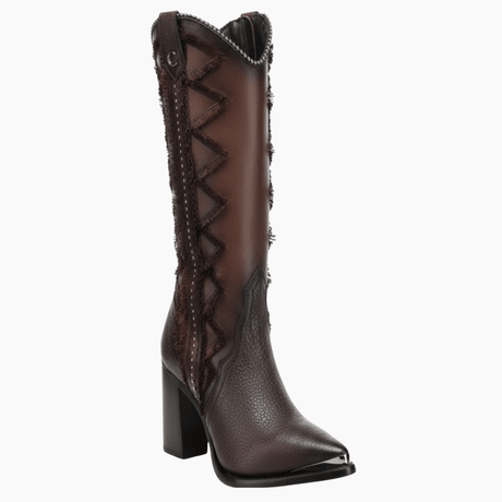 Bota alta café con tacón grueso y diseño lateral en zigzag.