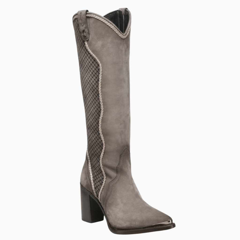 Bota alta gris con tacón grueso y detalle lateral texturizado.