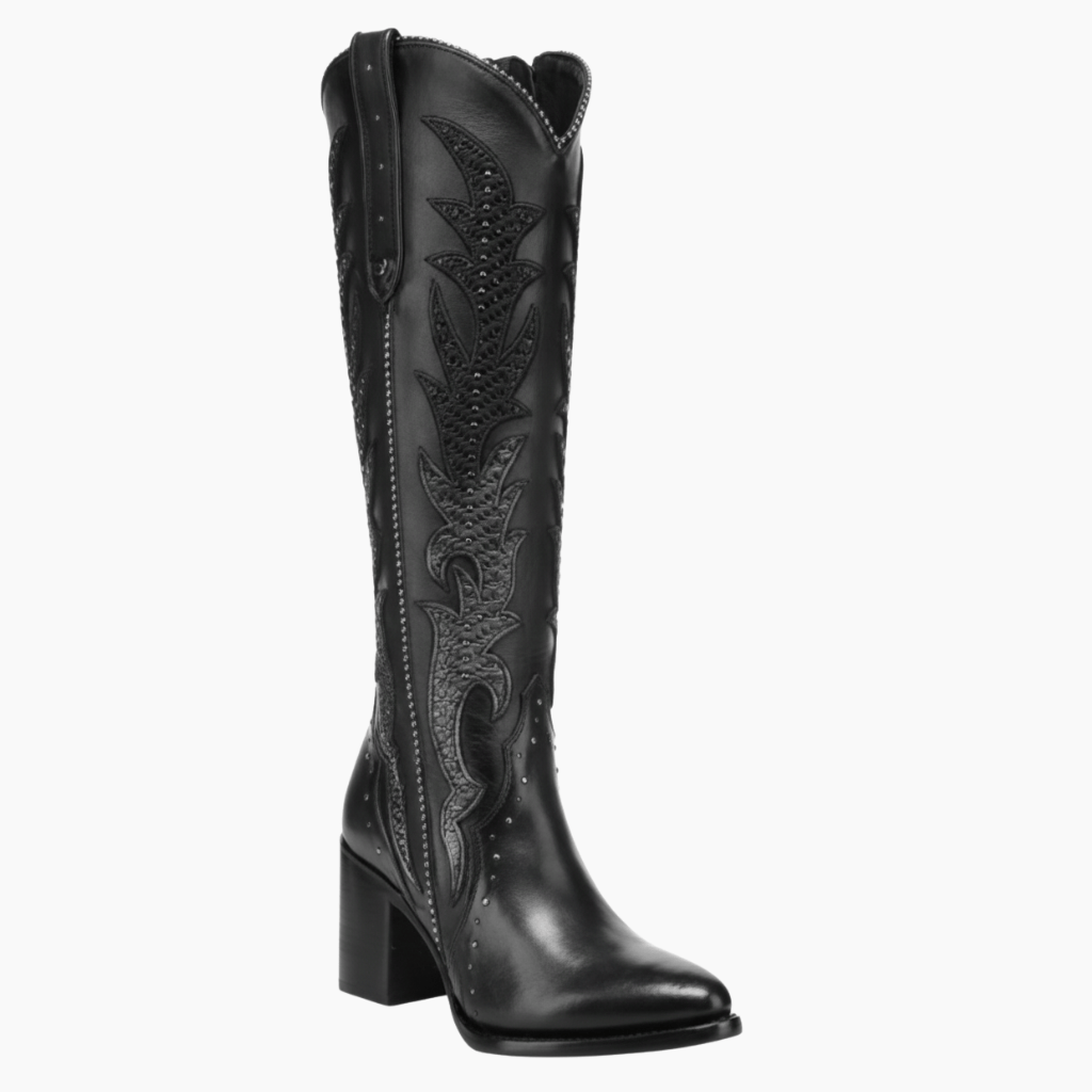 Bota alta negra con bordado vertical y tacón grueso.