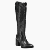 Bota alta negra con bordado vertical y tacón grueso.
