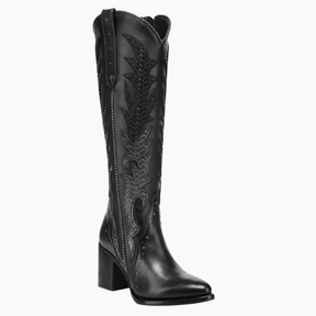 Bota alta negra con bordado vertical y tacón grueso.