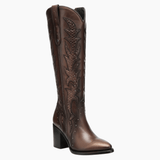 Bota alta miel con bordado vertical y tacón grueso.