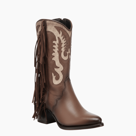 Bota miel con aplicaciones claras y flecos largos laterales.