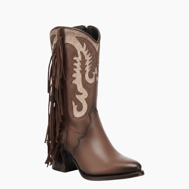 Bota miel con aplicaciones claras y flecos largos laterales.