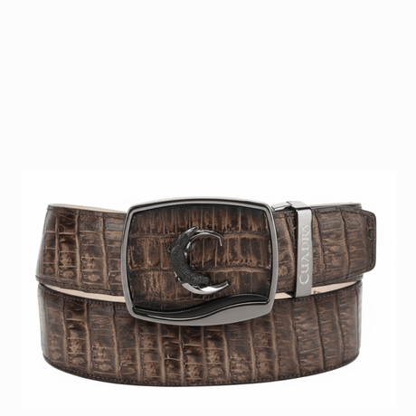 Cinturón café orix de caimán con hebilla metálica y emblema Cuadra.