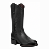 Bota en piel texturizada, diseño clásico y suela robusta.