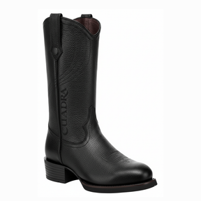 Bota en piel texturizada, diseño clásico y suela robusta.
