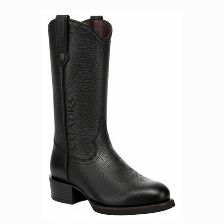 Bota en piel texturizada, diseño clásico y suela robusta.