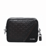 Bolso con textura grabada y panel lateral de mantarraya, logo Cuadra.