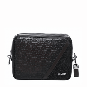 Bolso con textura grabada y panel lateral de mantarraya, logo Cuadra.