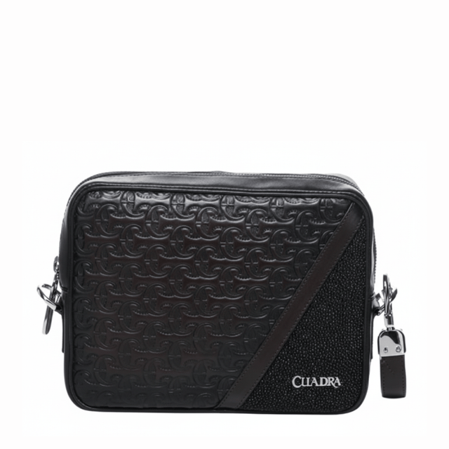 Bolso con textura grabada y panel lateral de mantarraya, logo Cuadra.