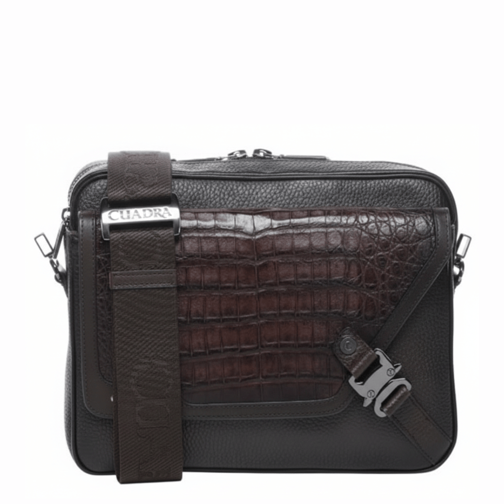 Bolso bandolera con textura de caimán al frente y herrajes metálicos.