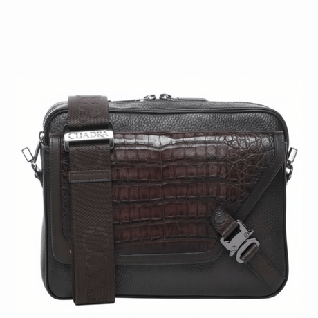 Bolso bandolera con textura de caimán al frente y herrajes metálicos.