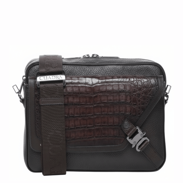 Bolso bandolera con textura de caimán al frente y herrajes metálicos.