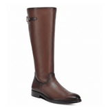 Bota alta color miel en piel texturizada con herraje lateral y suela negra.