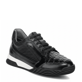Tenis con frente en piel de caimán y suela deportiva bicolor.