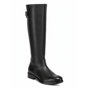 Bota alta color negro en piel texturizada con herraje lateral.