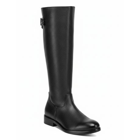 Bota alta color negro en piel texturizada con herraje lateral.