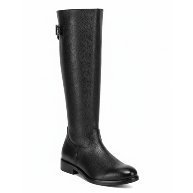 Bota alta color negro en piel texturizada con herraje lateral.