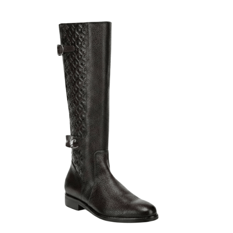 Bota con panel trenzado central y hebillas decorativas laterales.