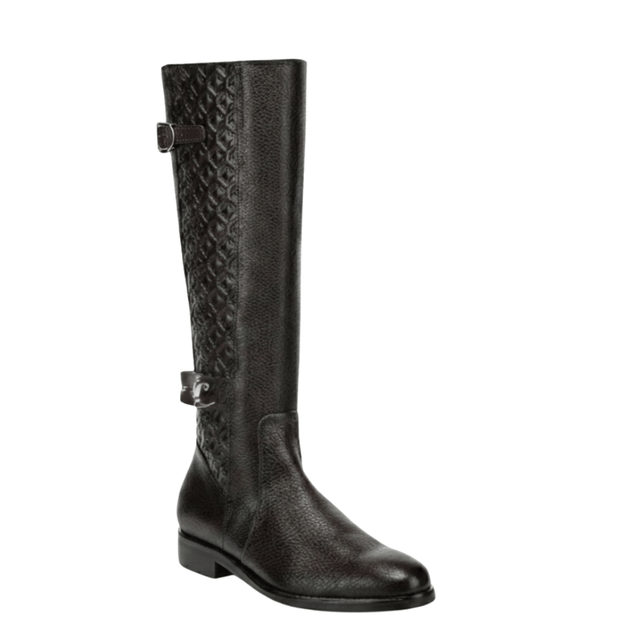 Bota con panel trenzado central y hebillas decorativas laterales.