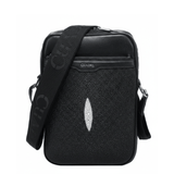 Bolso bandolera negro con textura de mantarraya y detalle central claro.