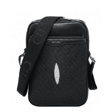 Bolso bandolera negro con textura de mantarraya y detalle central claro.