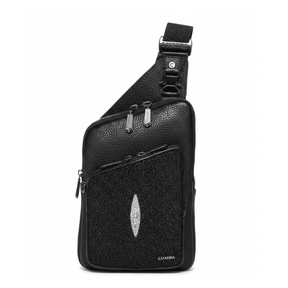 Bolso crossbody negro con panel frontal en piel de mantarraya.