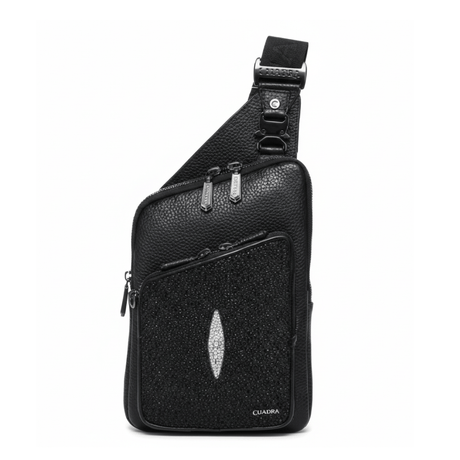 Bolso crossbody negro con panel frontal en piel de mantarraya.