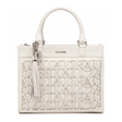 Bolso estructurado con patrón calado frontal, asas trenzadas y dije metálico.