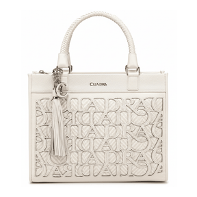 Bolso estructurado con patrón calado frontal, asas trenzadas y dije metálico.