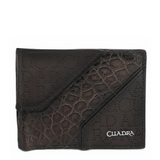 Cartera chocolate bifold con panel diagonal en piel de alligator.